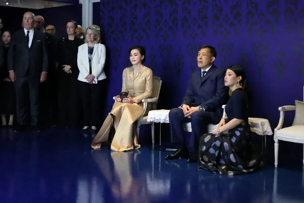 ในหลวง-พระราชินี เสด็จฯ ทอดพระเนตรนิทรรศการ “ราชพัสตราสู่สากล” ณ กรุงปารีส สาธารณรัฐฝรั่งเศส
