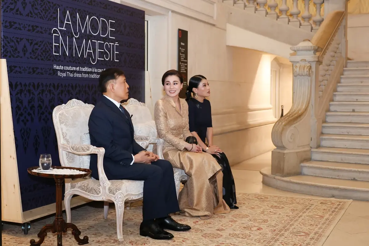 ในหลวง-พระราชินี เสด็จฯ ทอดพระเนตรนิทรรศการ “ราชพัสตราสู่สากล” ณ กรุงปารีส สาธารณรัฐฝรั่งเศส