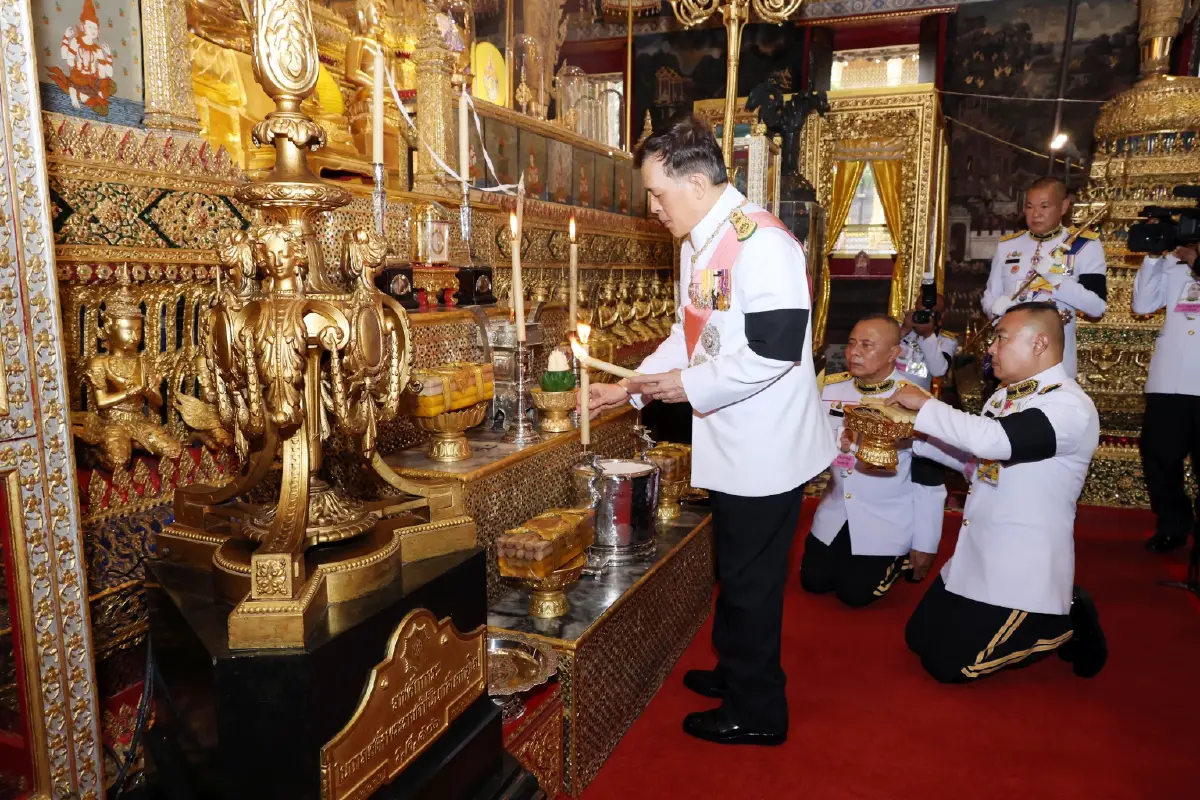ในหลวง-พระราชินี เสด็จฯ ทรงเปลี่ยนเครื่องทรงฤดูฝน ถวายพระพุทธมหามณีรัตนปฏิมากร