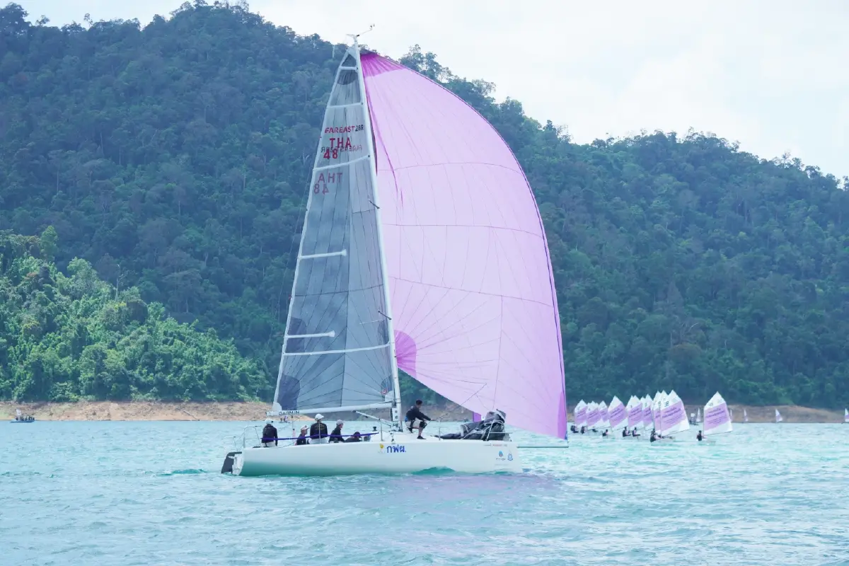 พระราชินี ทรงเรือใบ THA48 ในกิจกรรมเฉลิมพระเกียรติฯ ณ เขื่อนรัชชประภา