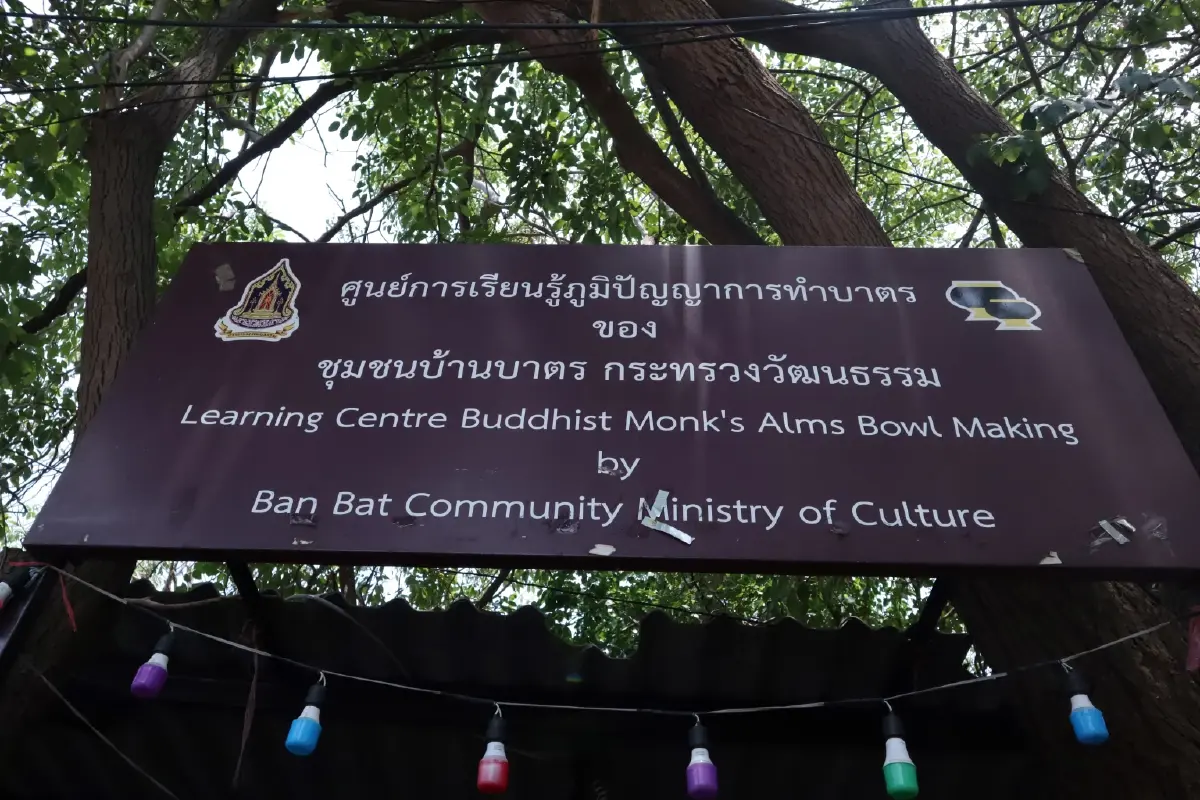 เยี่ยมย่าน ‘บ้านบาตร’ ฟังเสียงค้อนเล่าประวัติศาสตร์กลางกรุง