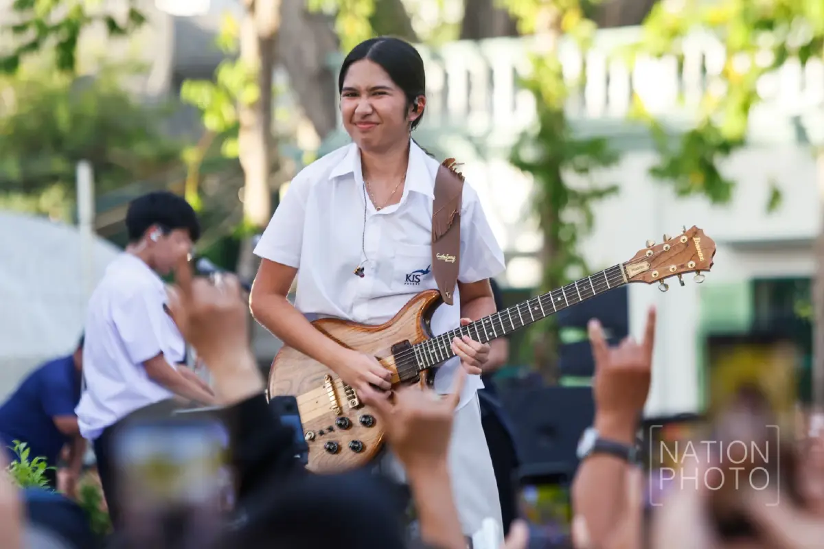 แฟนคลับทะลัก 'เนเน่ รอยัล' ระเบิดความสนุก งานสายน้ำแห่งชีวิต