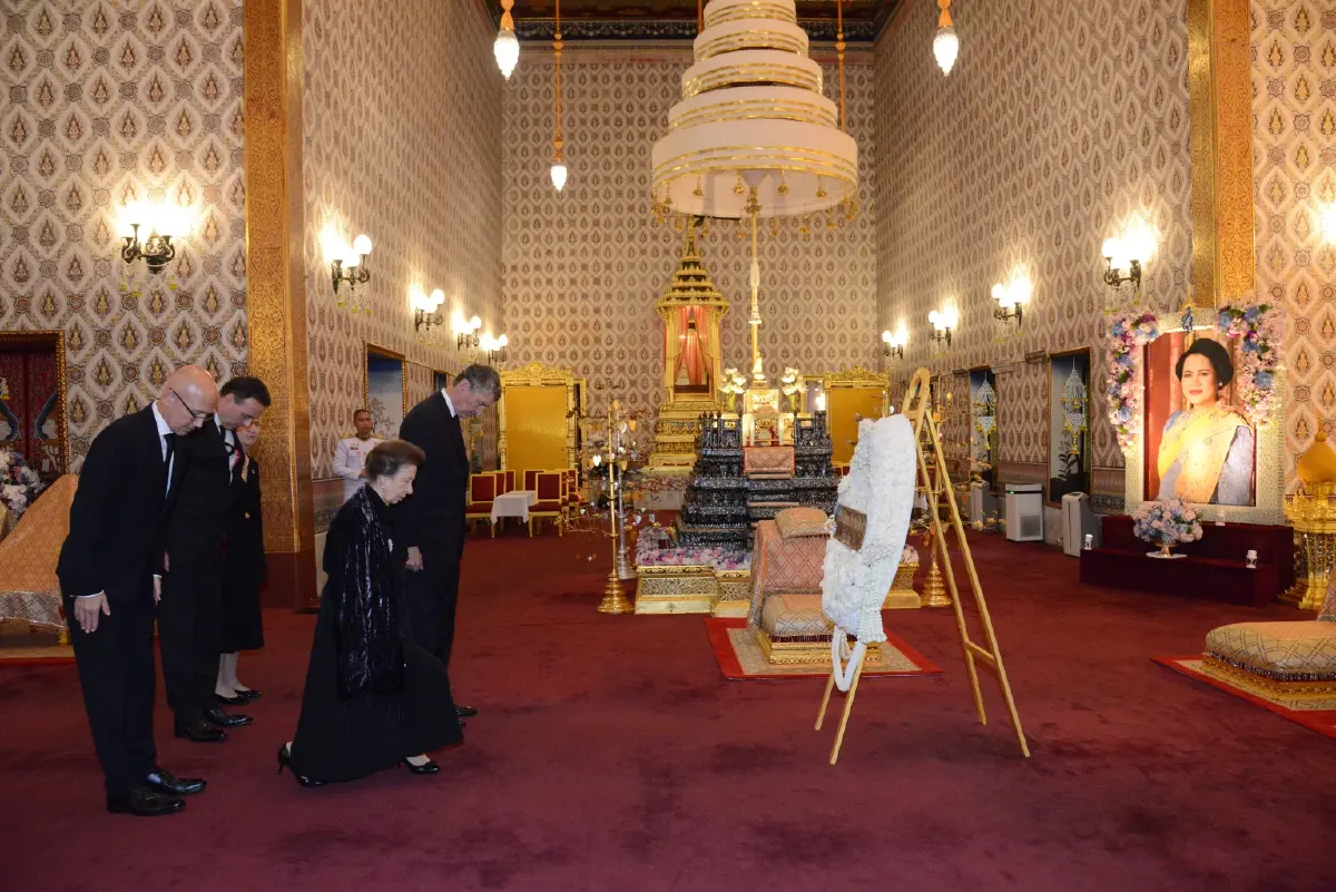 เจ้าหญิงแอนน์ ทรงวางพวงมาลาถวายสักการะพระโกศ พระพันปีหลวง-เจ้าฟ้าพัชรกิติยาภาฯ