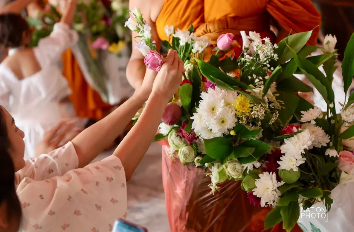หนึ่งปีมีครั้ง “ตักบาตรดอกไม้” วัดโพธิ์ วันเข้าพรรษา 69 พุทธศาสนิกชนร่วมทำบุญแน่น