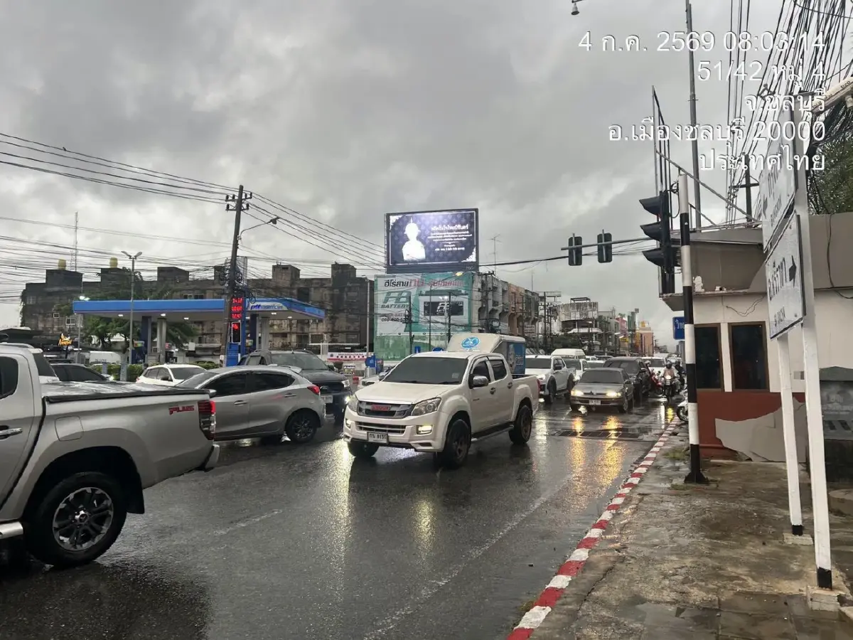 ชลบุรีอ่วม ฝนตกหนัก 'สุขุมวิท-บายพาสบึง' น้ำท่วมสูง เดินทางลำบาก