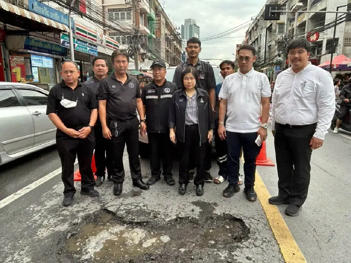 ระทึก "น้ำผุดกลางถนน" แยกเดอะพร้อม ถ.ประชาสงเคราะห์ แจ้งเลี่ยงเส้นทาง