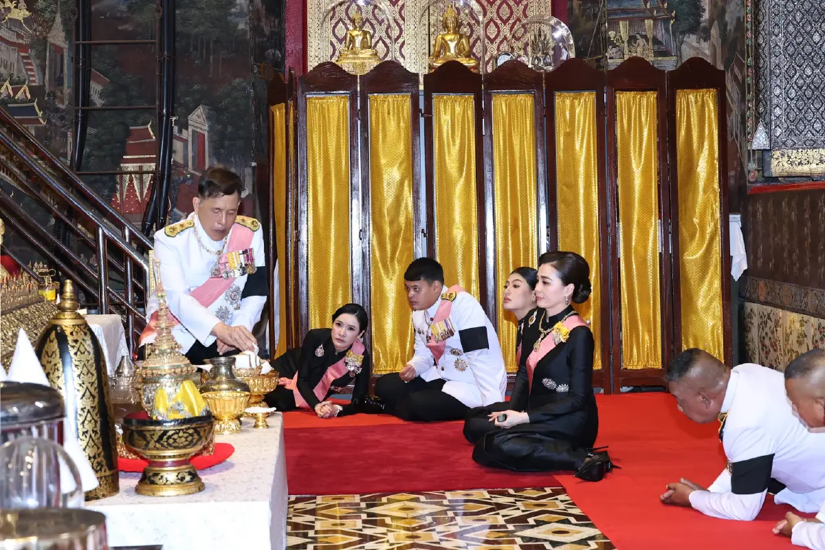 ในหลวง-พระราชินี เสด็จฯ ทรงเปลี่ยนเครื่องทรงฤดูฝน ถวายพระพุทธมหามณีรัตนปฏิมากร