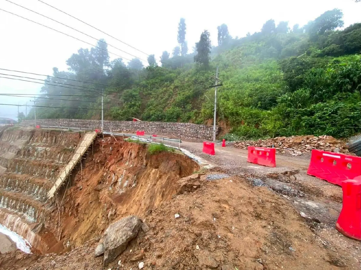 ปิดถนน ทางหลวง 1314 ดอยลาง อ.แม่อาย ดินทรุดตัว เสี่ยงถนนถล่มลงเหว
