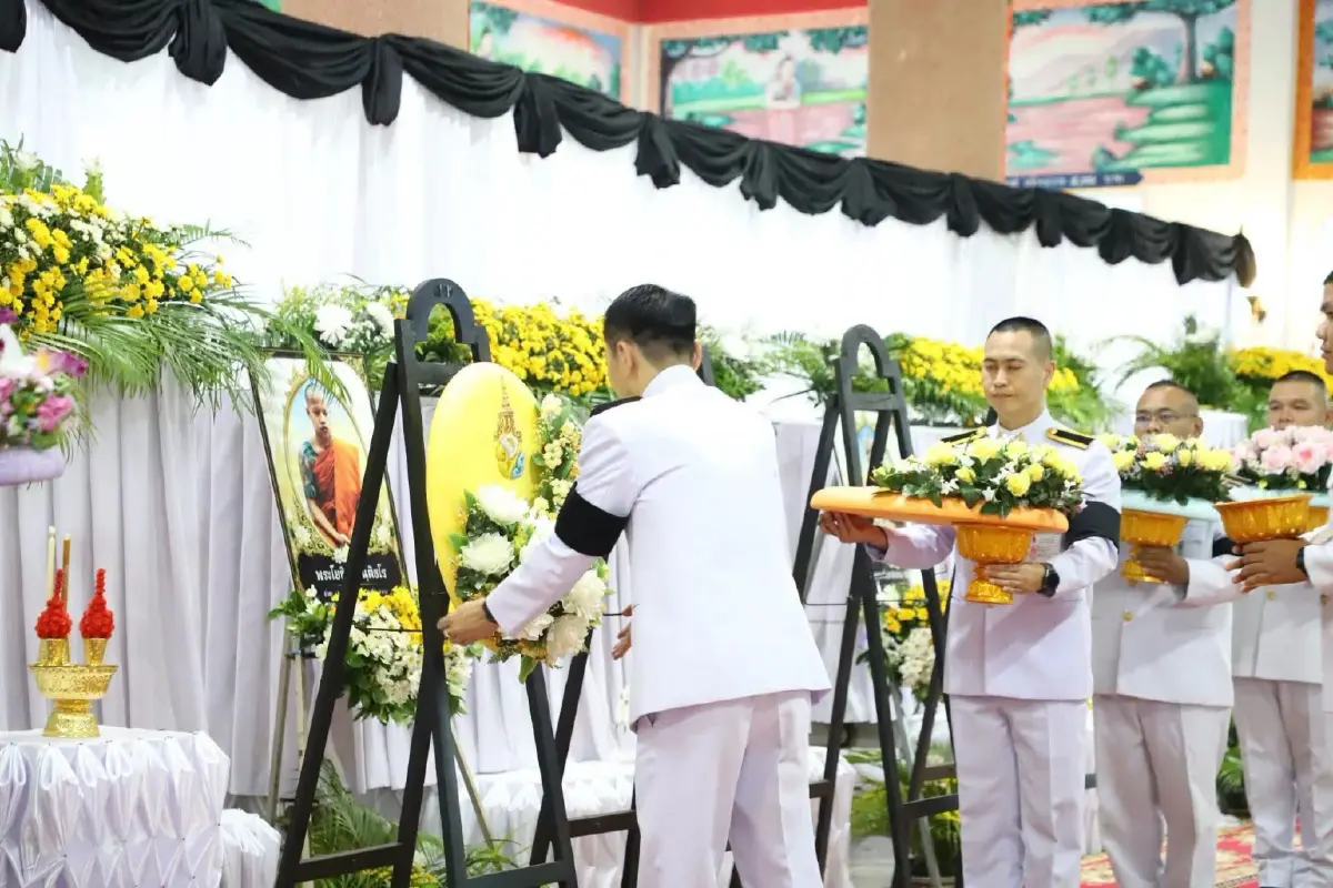 ในหลวง พระราชทานน้ำหลวงสรงศพ พวงมาลาวางหน้าหีบศพพระภิกษุถึงแก่มรณภาพจากอุบัติเหตุ