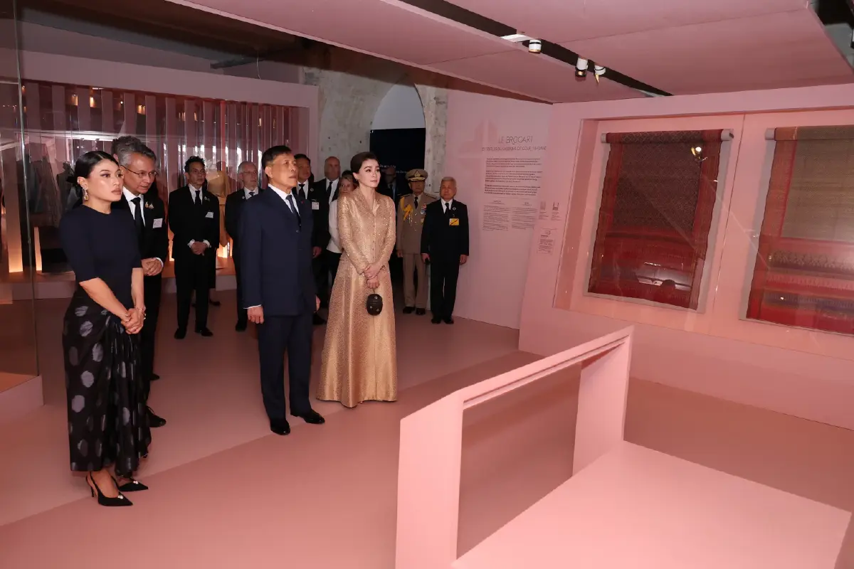 ในหลวง-พระราชินี เสด็จฯ ทอดพระเนตรนิทรรศการ “ราชพัสตราสู่สากล” ณ กรุงปารีส สาธารณรัฐฝรั่งเศส