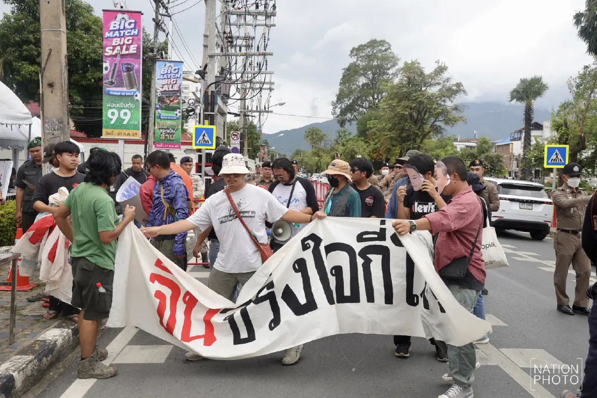 ระทึก! ปะทะหน้าสถานกงสุลจีน เจ็บ 2 ประท้วงเหมืองเมียนมาปล่อยสารพิษลงแม่น้ำ