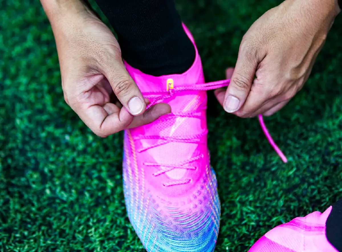 ทำไมต้องชมพู? ภายใต้เทรนด์รองเท้าฟุตบอลโลกสีชมพู PUMA ซ่อนอะไร?