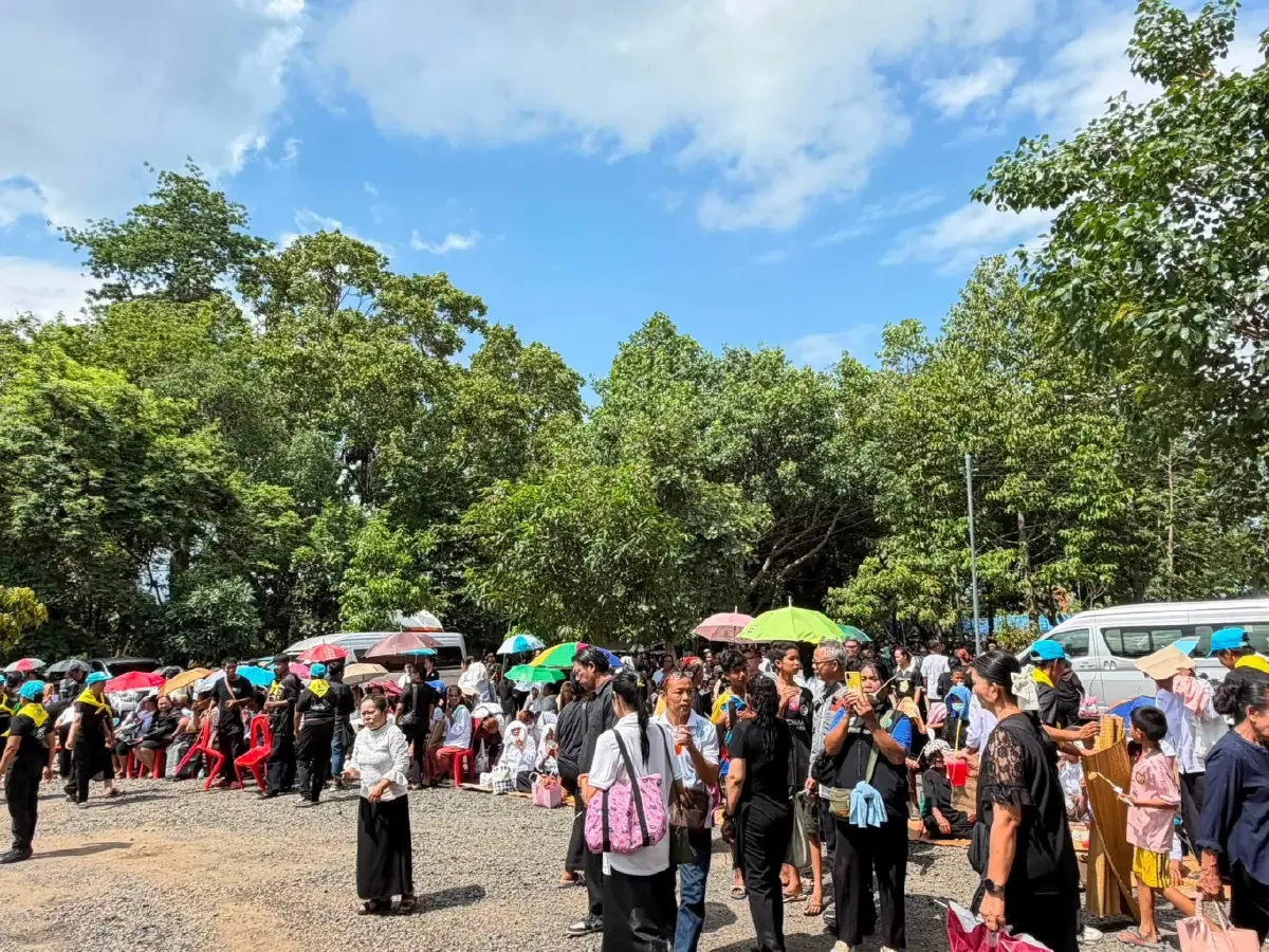 ทั่วสารทิศเกือบหมื่นคน ร่วมพิธีพระราชทานเพลิงศพพระ 7 รูป ถูกรถชนดับ