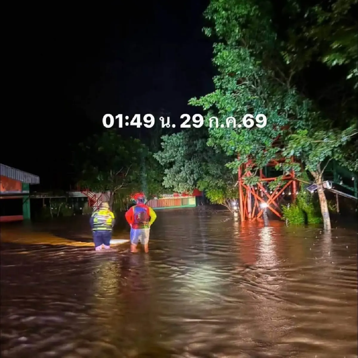 อ่วม น้ำท่วมจันทบุรี น้ำป่าทะลักอ.มะขาม ระทึกยกของขึ้นที่สูง