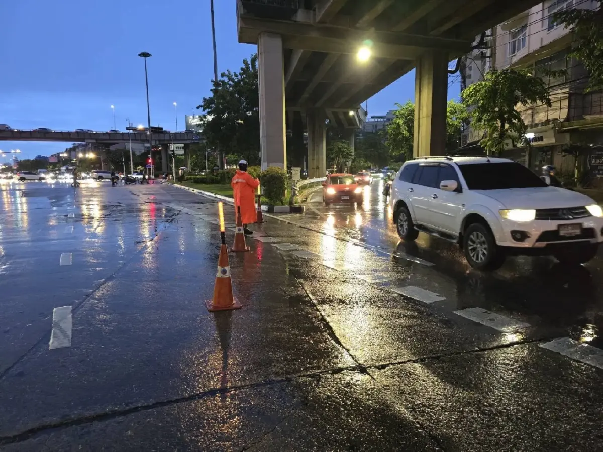 พายุฝนถล่ม ลมแรงพัดหลังคาปลิวทับสายไฟ ซอยอรุณอมรินทร์ 43 รอเครนยก-เร่งกู้ระบบไฟ