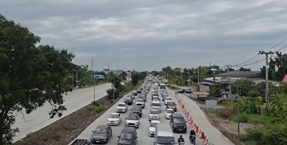 หนีได้หนี! ทล.340 ขาออกสุพรรณบุรี รถติดมาก 3 กม. ในวันหยุดยาว