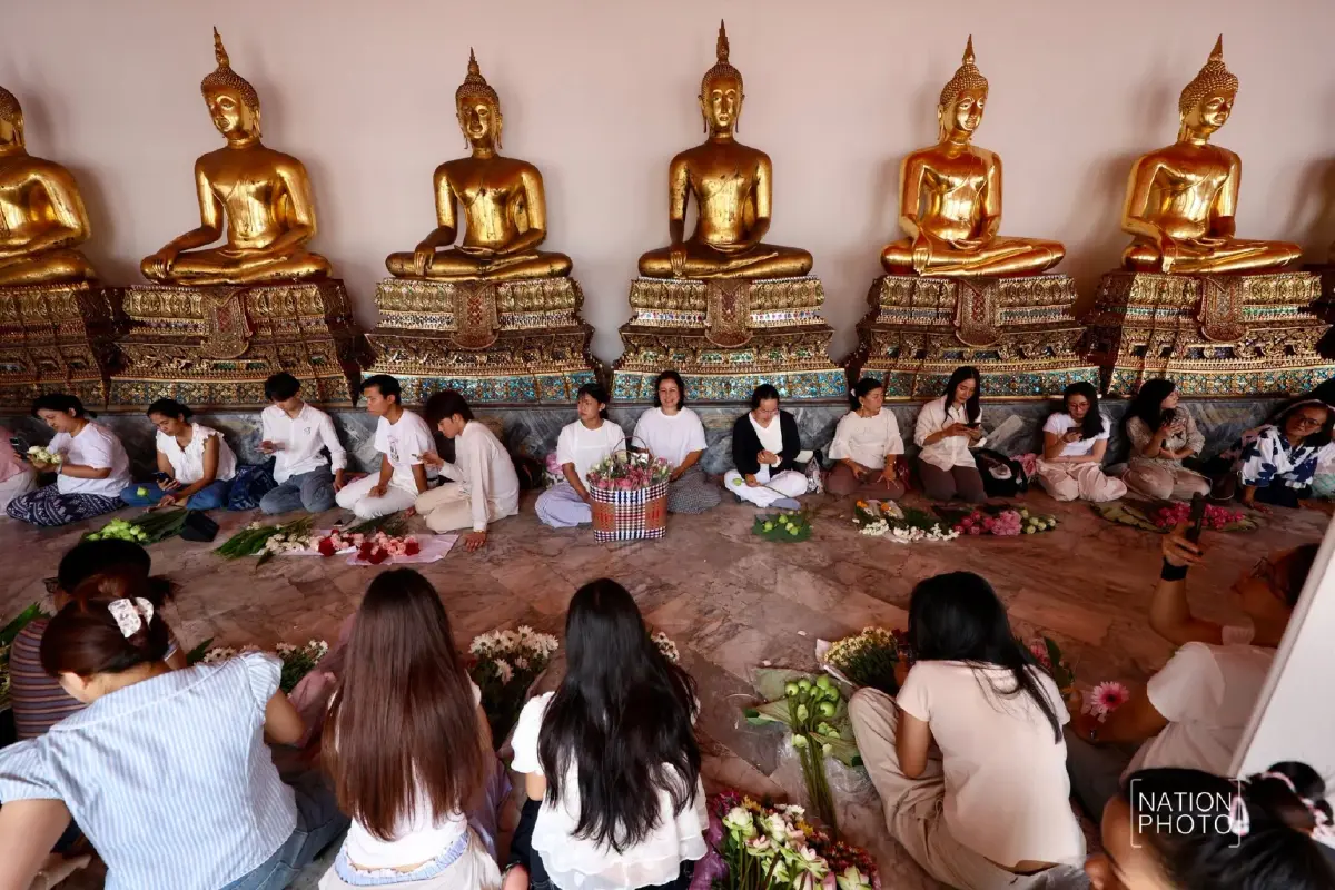 หนึ่งปีมีครั้ง “ตักบาตรดอกไม้” วัดโพธิ์ วันเข้าพรรษา 69 พุทธศาสนิกชนร่วมทำบุญแน่น