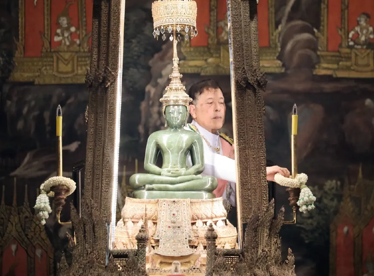 ในหลวง-พระราชินี เสด็จฯ ทรงเปลี่ยนเครื่องทรงฤดูฝน ถวายพระพุทธมหามณีรัตนปฏิมากร