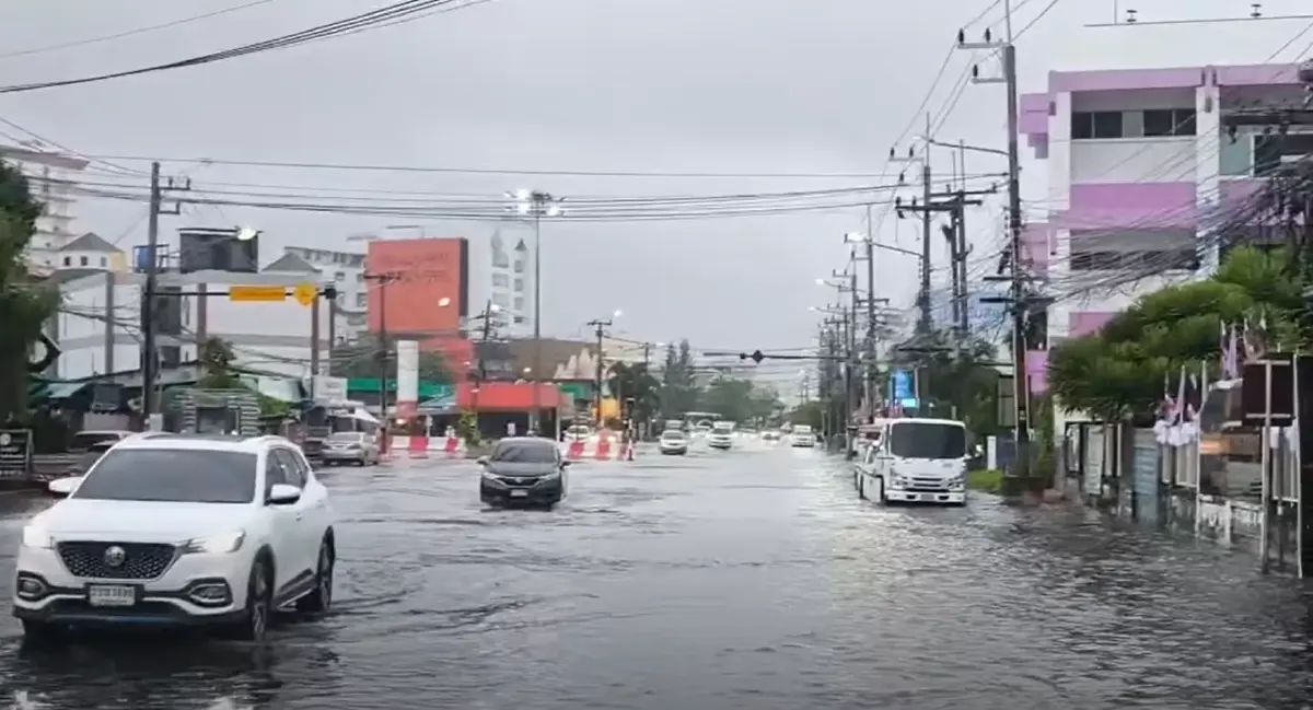 ชลบุรีอ่วม ฝนตกหนัก 'สุขุมวิท-บายพาสบึง' น้ำท่วมสูง เดินทางลำบาก