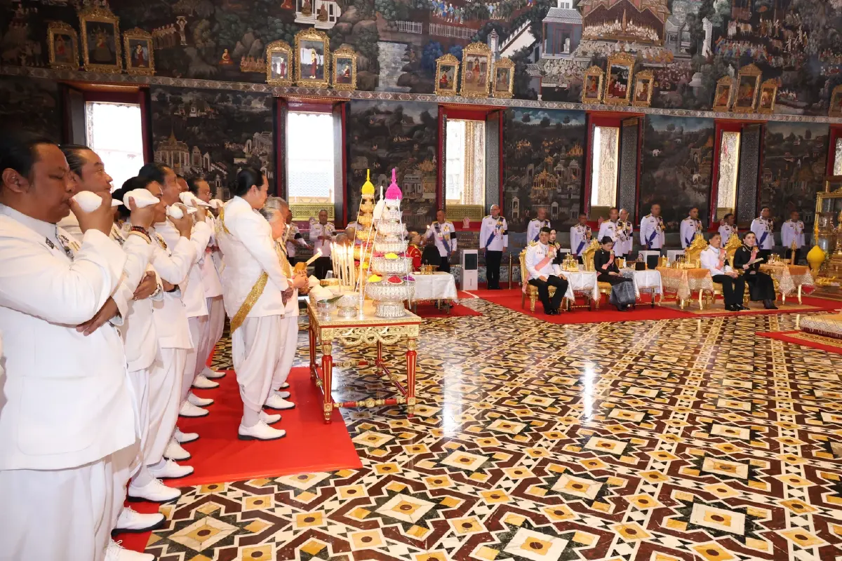 ในหลวง-พระราชินี เสด็จฯ ทรงเปลี่ยนเครื่องทรงฤดูฝน ถวายพระพุทธมหามณีรัตนปฏิมากร