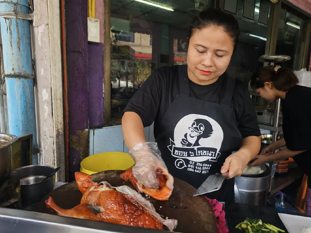 ‘เป็ดย่างเตาถ่าน’ ตำนาน 60 ปิ ที่ร้าน ‘ซอย 6 โภชนา’ จุฬาซอย 11