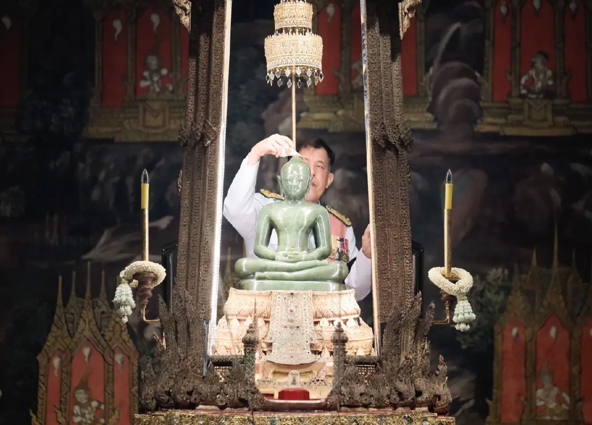 ในหลวง-พระราชินี เสด็จฯ ทรงเปลี่ยนเครื่องทรงฤดูฝน ถวายพระพุทธมหามณีรัตนปฏิมากร