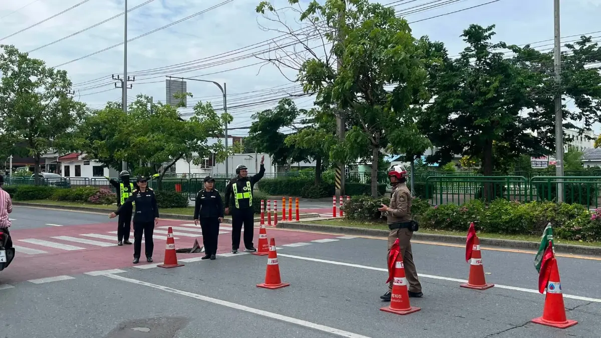 เลี่ยงเส้นทางด่วน ถนนสรงประภา พบเหตุ ฝาท่อยุบตัว เขตดอนเมือง