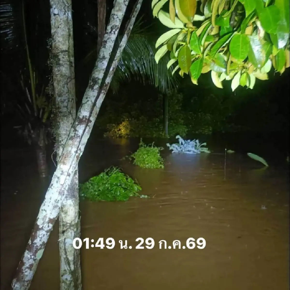 อ่วม น้ำท่วมจันทบุรี น้ำป่าทะลักอ.มะขาม ระทึกยกของขึ้นที่สูง
