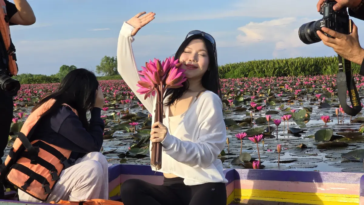 ชวนเที่ยว ‘ทะเลบัวแดง’ ดูควายน้ำ พระอาทิตย์ขึ้น ที่ ทะเลน้อย จ.พัทลุง