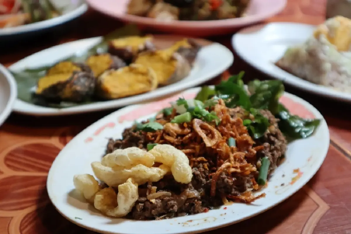 จาก "ลาบไก่" ถึง "ขนมเกลือ" อาหารเหนือมื้อง่ายๆ แบบคน ‘เชียงใหม่’