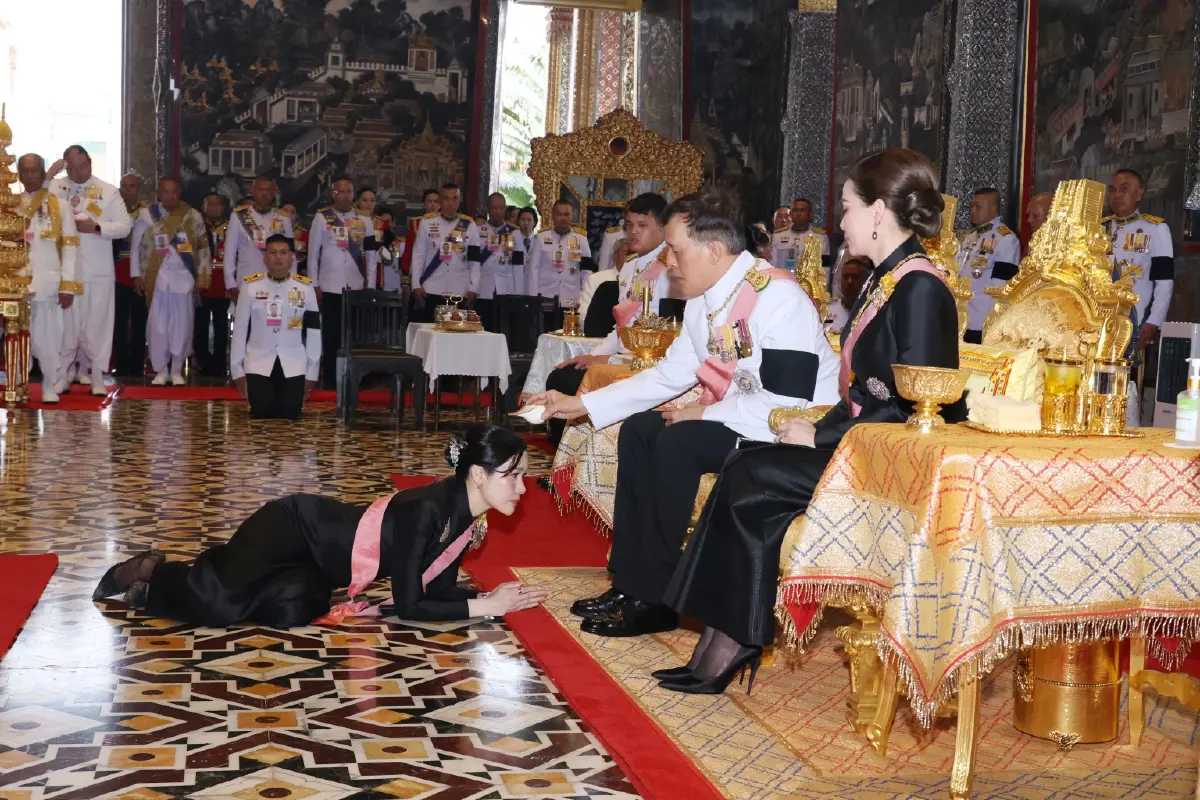 ในหลวง-พระราชินี เสด็จฯ ทรงเปลี่ยนเครื่องทรงฤดูฝน ถวายพระพุทธมหามณีรัตนปฏิมากร