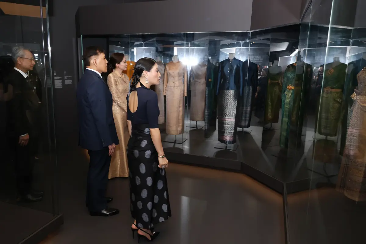 ในหลวง-พระราชินี เสด็จฯ ทอดพระเนตรนิทรรศการ “ราชพัสตราสู่สากล” ณ กรุงปารีส สาธารณรัฐฝรั่งเศส