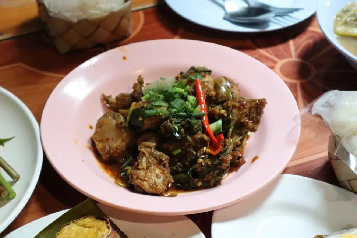 จาก "ลาบไก่" ถึง "ขนมเกลือ" อาหารเหนือมื้อง่ายๆ แบบคน ‘เชียงใหม่’