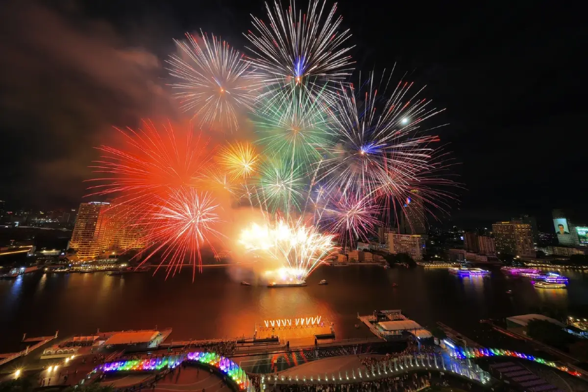 ไอคอนสยาม ปิดฉาก Pride Month โชว์โดรน-พลุสีรุ้ง หนือแม่น้ำเจ้าพระยา ตอกย้ำไทยสู่ World Pride 2030