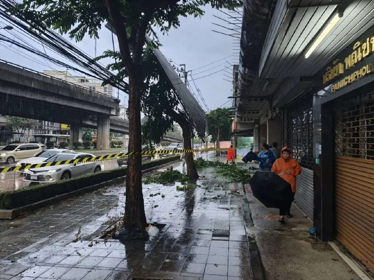 พายุฝนถล่ม ลมแรงพัดหลังคาปลิวทับสายไฟ ซอยอรุณอมรินทร์ 43 รอเครนยก-เร่งกู้ระบบไฟ