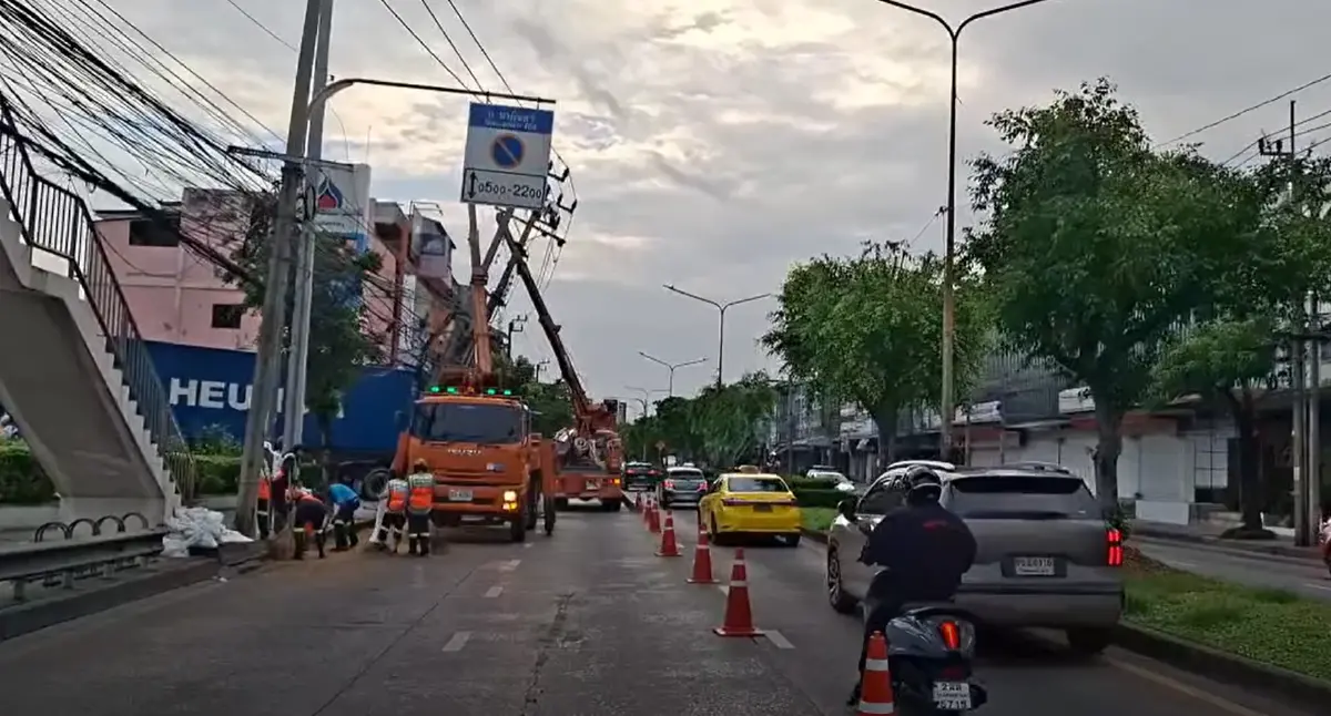 ปิดถนน 2 เลน รถติดมาก เสาไฟฟ้าเอียง ถนนนวมินทร์ ซอยนวมินทร์ 61 เร่งแก้ไข