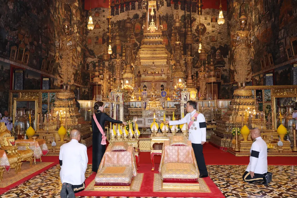 ในหลวง-พระราชินี เสด็จฯ ทรงเปลี่ยนเครื่องทรงฤดูฝน ถวายพระพุทธมหามณีรัตนปฏิมากร