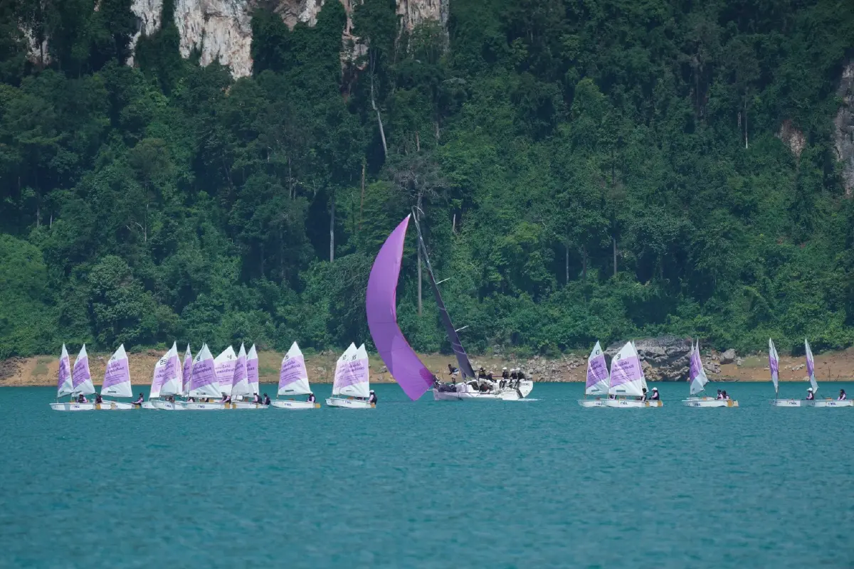 พระราชินี ทรงเรือใบ THA48 ในกิจกรรมเฉลิมพระเกียรติฯ ณ เขื่อนรัชชประภา