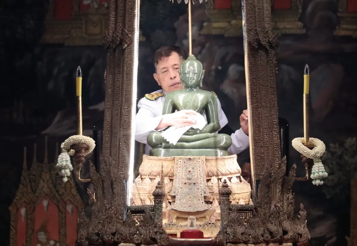 ในหลวง-พระราชินี เสด็จฯ ทรงเปลี่ยนเครื่องทรงฤดูฝน ถวายพระพุทธมหามณีรัตนปฏิมากร