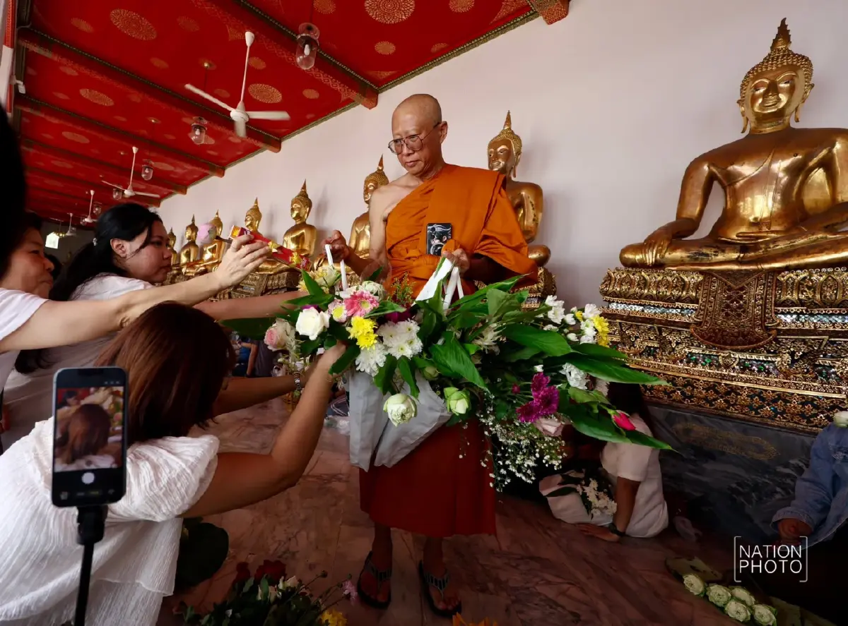 หนึ่งปีมีครั้ง “ตักบาตรดอกไม้” วัดโพธิ์ วันเข้าพรรษา 69 พุทธศาสนิกชนร่วมทำบุญแน่น