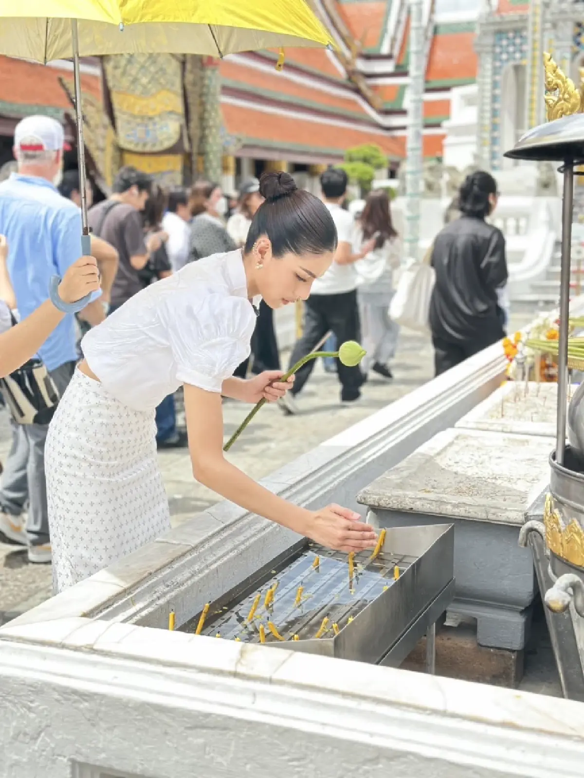 'หนิง ปัทมา' เข้าวัดพระแก้ว-ศาลหลักเมือง สาบานยืนยันความบริสุทธิ์ใจ