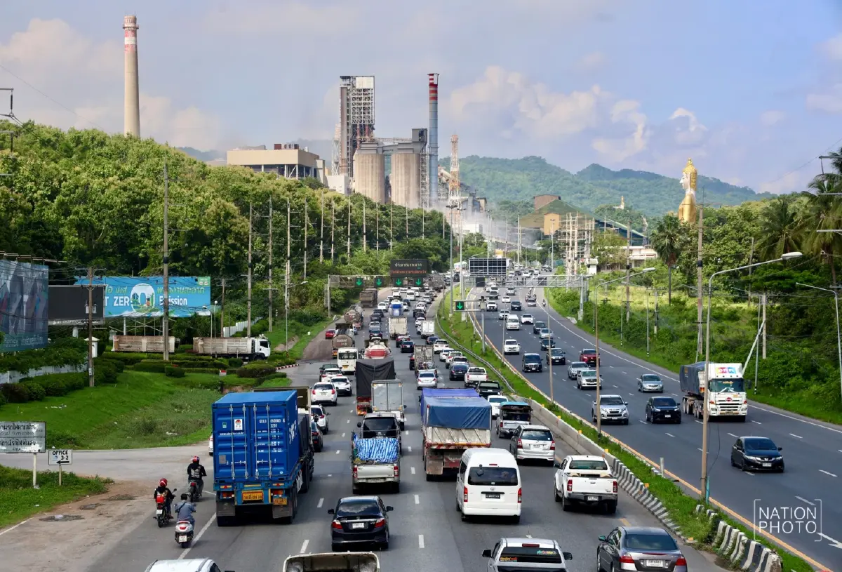 หยุดยาวรถแน่น! ถนนมิตรภาพขาออก คนแห่กลับอีสาน ติดยาวช่วงขึ้นเขา