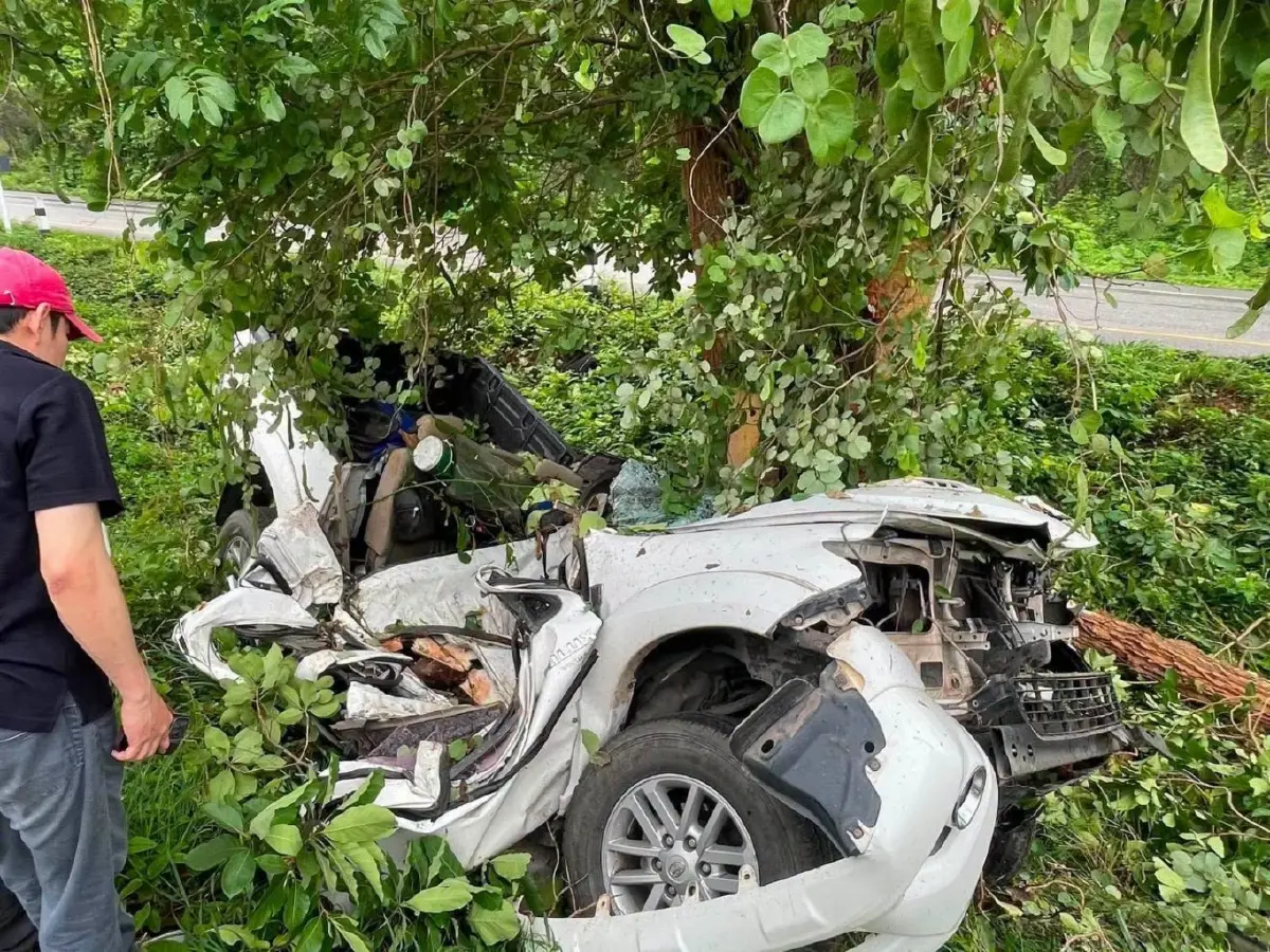 ฝนตกถนนลื่น เกิดอุบัติเหตุรถพลิกคว่ำถี่ ล่าสุดลำปางตาย 2