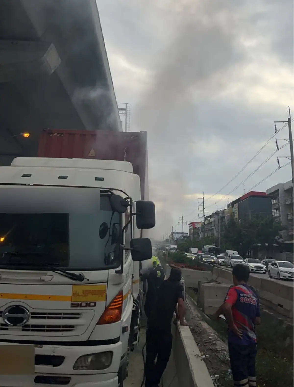 ด่วน! ไฟไหม้รถบรรทุก ถนนพระราม 2 ขาออก เตือนผู้ใช้ทางเลี่ยงรถติด