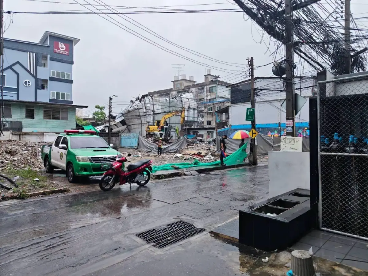 ตึก 3 ชั้นทรุดตัว ซอยประชาสงเคราะห์ 28 ดินแดง แนะเลี่ยงเส้นทาง