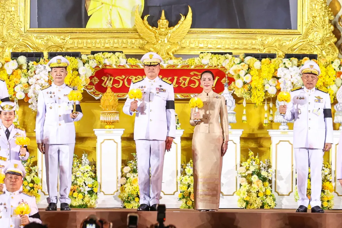 นายกฯ เป็นประธานพิธีถวายเครื่องราชสักการะ-จุดเทียนถวายพระพรชัยมงคล เนื่องในวันเฉลิมพระชนมพรรษา