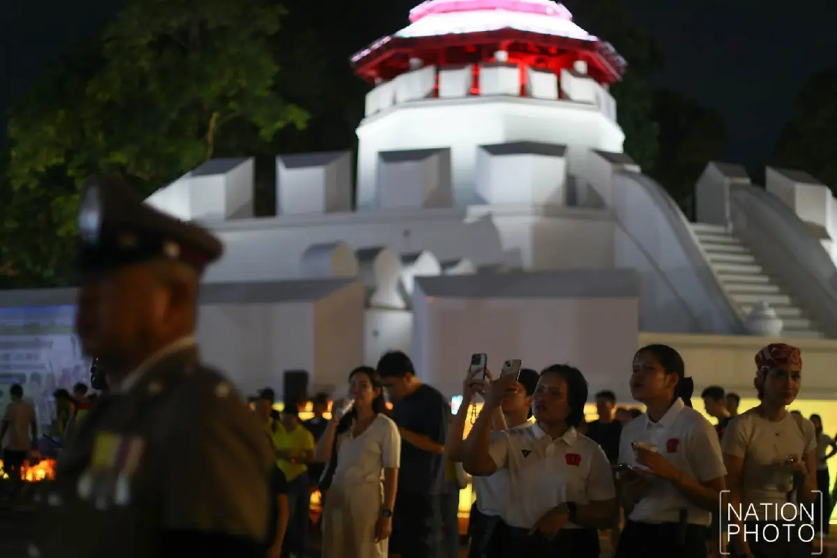 ประชาชนร่วมชม Immersive Art แสงแห่งอนาคต เฉลิมพระเกียรติ ร.10