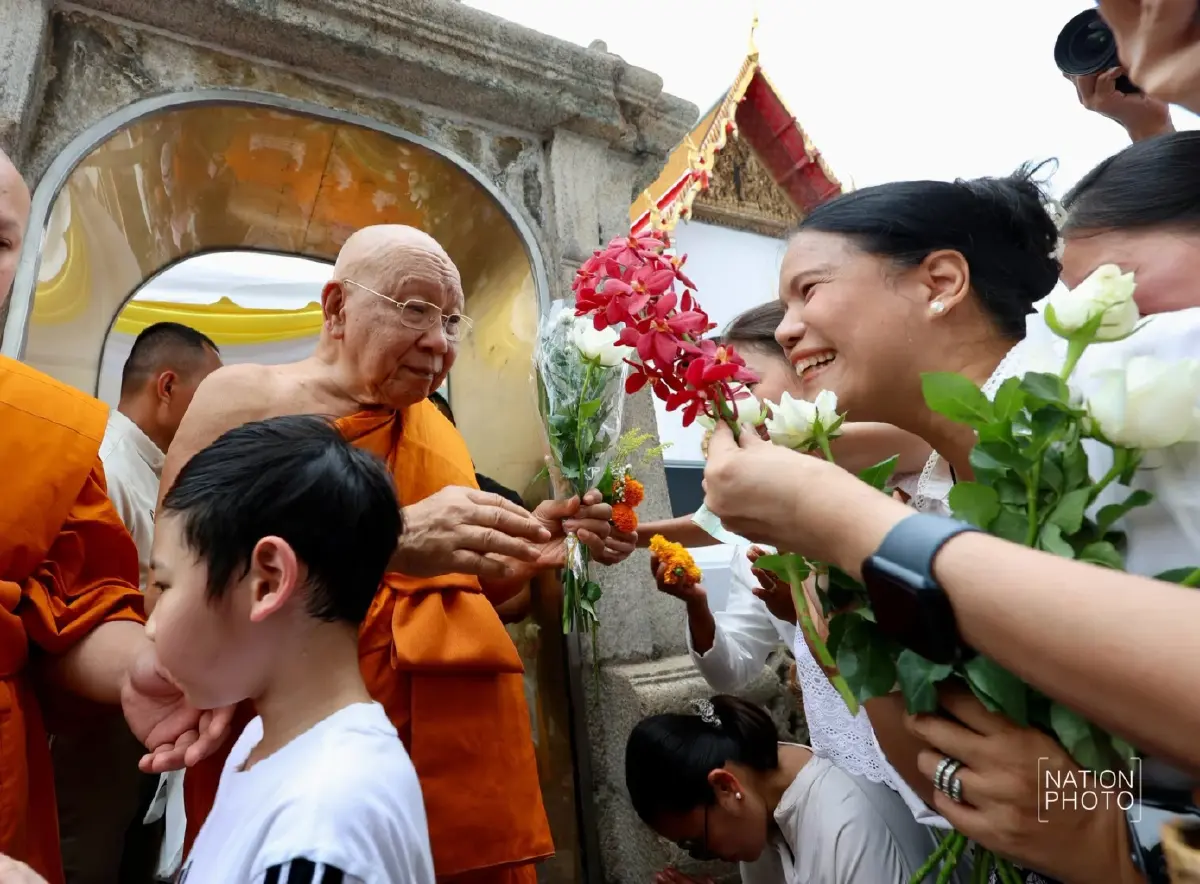 หนึ่งปีมีครั้ง “ตักบาตรดอกไม้” วัดโพธิ์ วันเข้าพรรษา 69 พุทธศาสนิกชนร่วมทำบุญแน่น