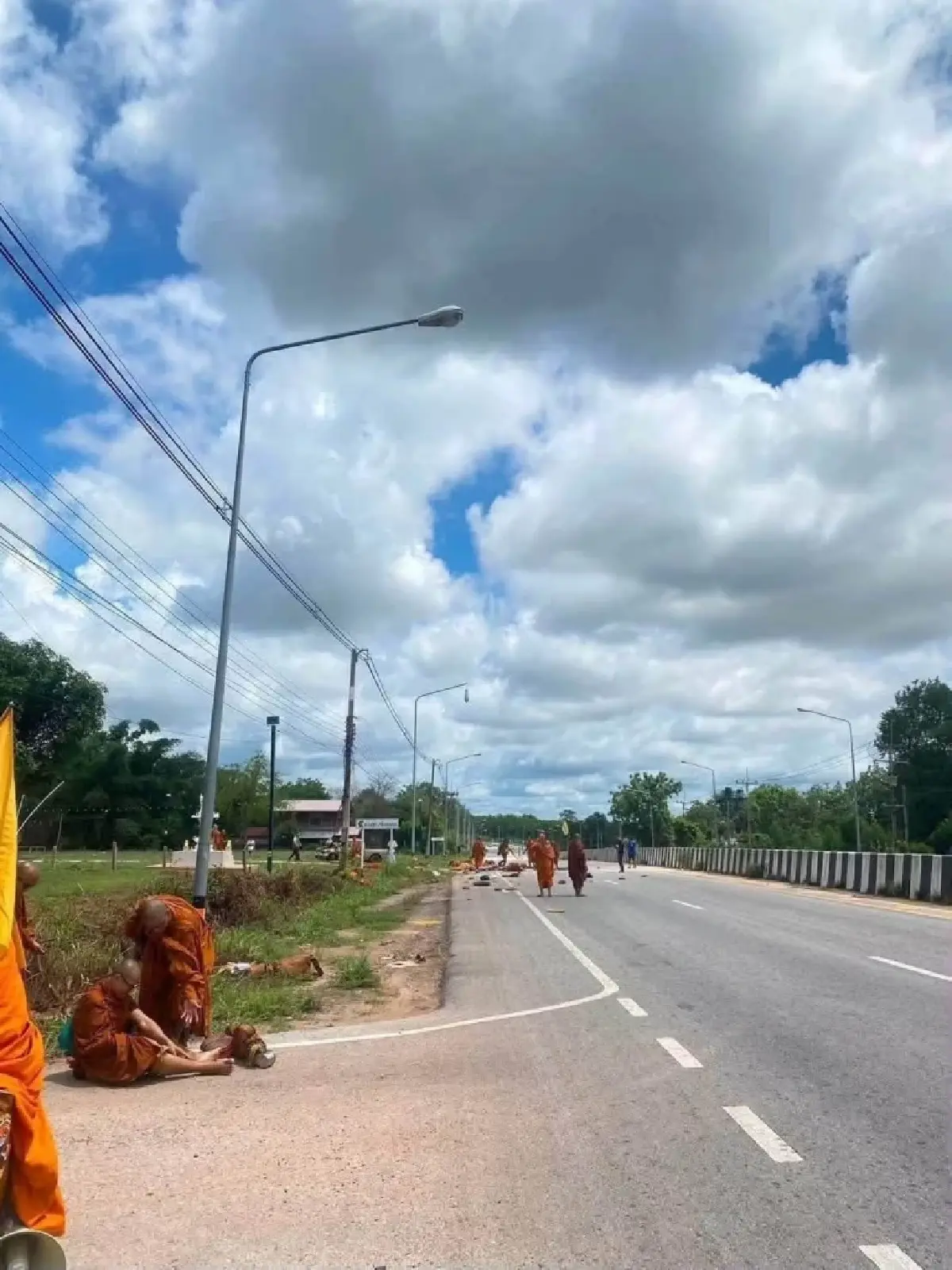 อัปเดต สลดมุกดาหาร พระธุดงค์มรณภาพ 8 รูป สาหัสอื้อ เด็กขโมยรถพ่อมาขับชน