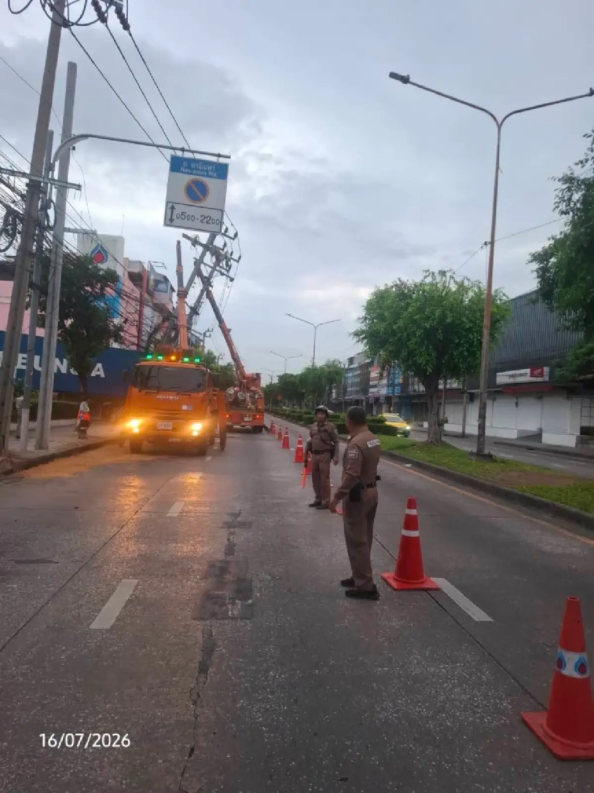 ปิดถนน 2 เลน รถติดมาก เสาไฟฟ้าเอียง ถนนนวมินทร์ ซอยนวมินทร์ 61 เร่งแก้ไข